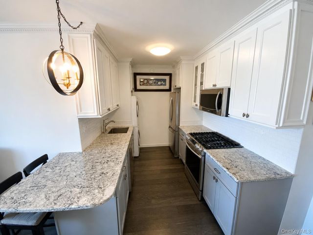 26910 Grand Central Parkway 8F, Floral Park, NY 11005