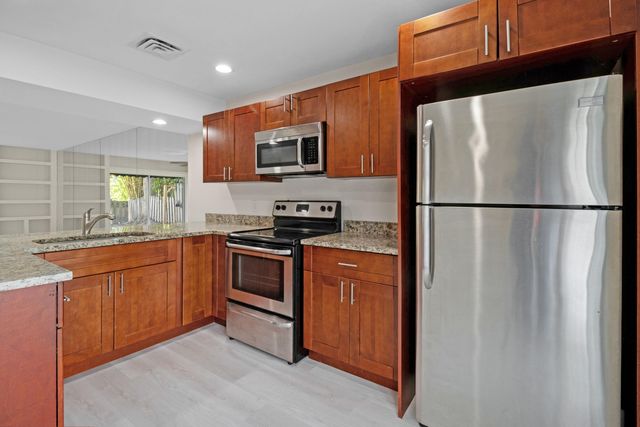 690 SE 23rd Avenue 3, Pompano Beach, FL 33062