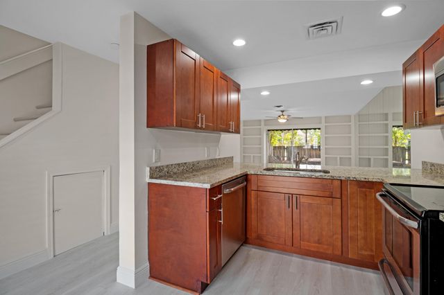 690 SE 23rd Avenue 3, Pompano Beach, FL 33062