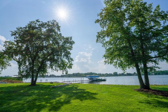 S82W15980 Bass Bay LANE, Muskego, WI 53150