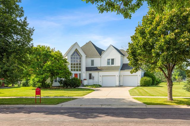 2878 Lilac Lane N, Fargo, ND 58102