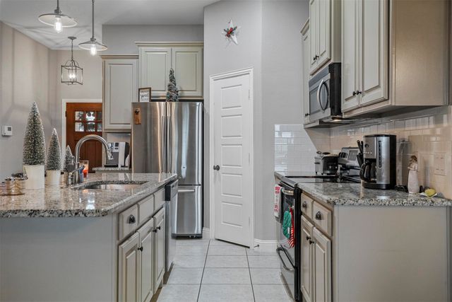 4006 Kensington Drive, Sanger, TX 76266