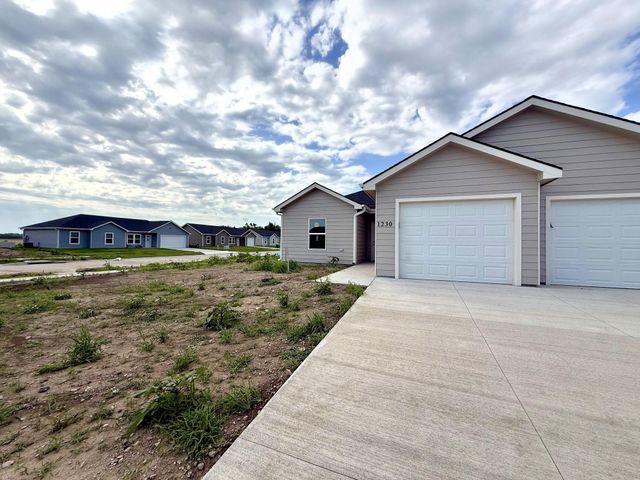 1230 Fountain Dr, Salina, KS 67401