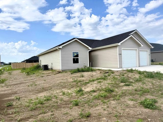 1230 Fountain Dr, Salina, KS 67401