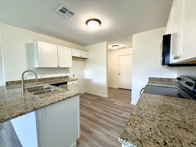 1230 Fountain Dr, Salina, KS 67401