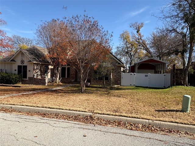 709 Timberview Court N, Fort Worth, TX 76112