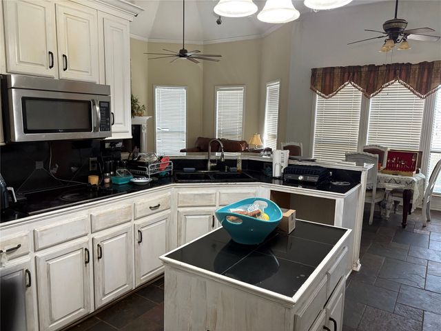 709 Timberview Court N, Fort Worth, TX 76112