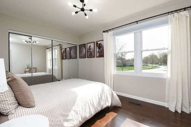 1112 N Old Bridge Road, Palatine, IL 60067