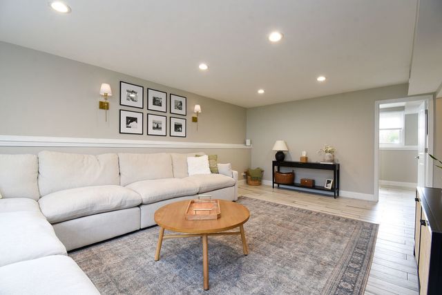 1112 N Old Bridge Road, Palatine, IL 60067