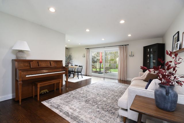 1112 N Old Bridge Road, Palatine, IL 60067