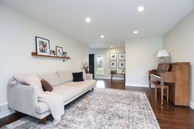 1112 N Old Bridge Road, Palatine, IL 60067