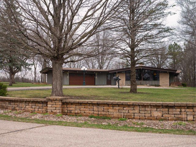 521 Sunset Place, Charles City, IA 50616