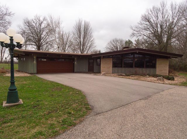 521 Sunset Place, Charles City, IA 50616