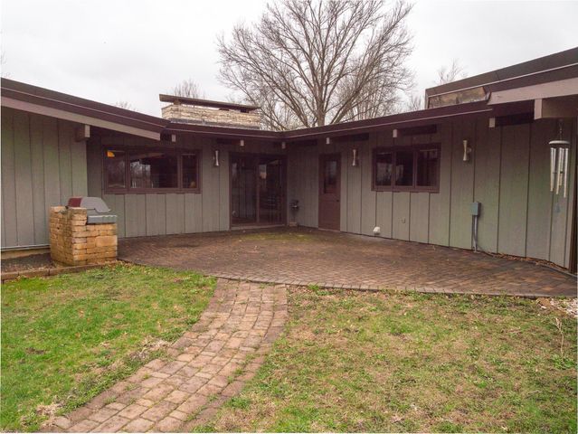 521 Sunset Place, Charles City, IA 50616