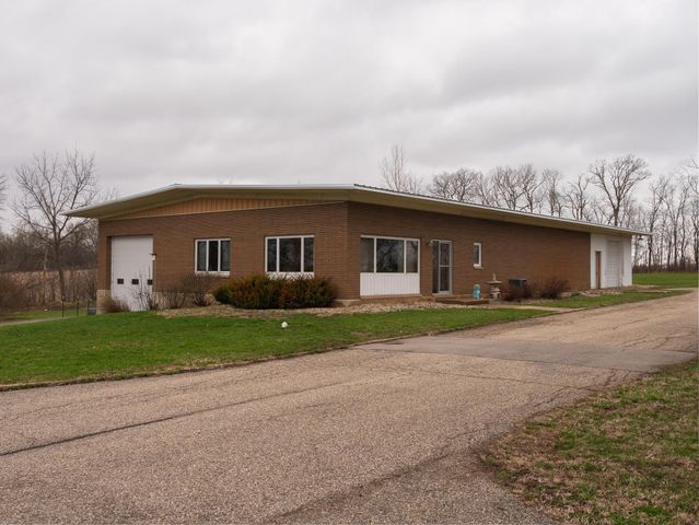 521 Sunset Place, Charles City, IA 50616