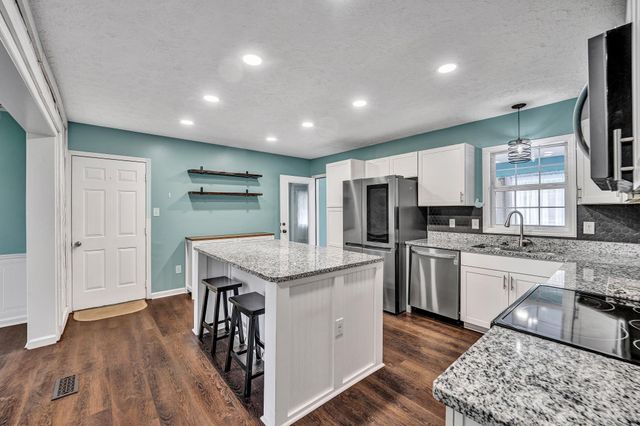 10 Sunny Cove DR, Moneta, VA 24121