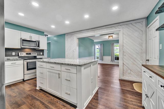 10 Sunny Cove DR, Moneta, VA 24121