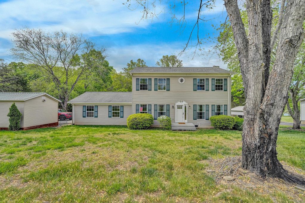 10 Sunny Cove DR, Moneta, VA 24121