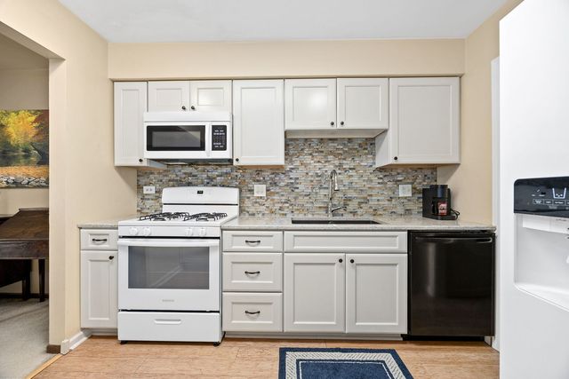 1884 Portsmouth Drive C, Lisle, IL 60532
