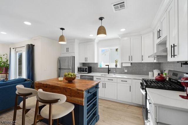 18 Mohawk Ave, Parsippany-troy Hills Twp., NJ 07034