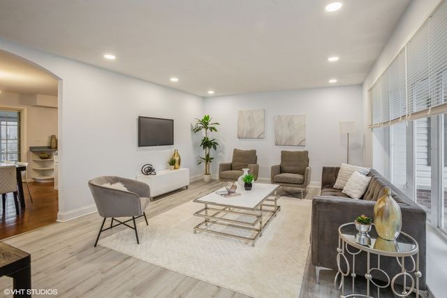 943 Maple Lane, Elk Grove Village, IL 60007