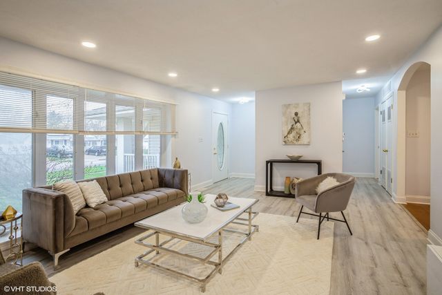 943 Maple Lane, Elk Grove Village, IL 60007