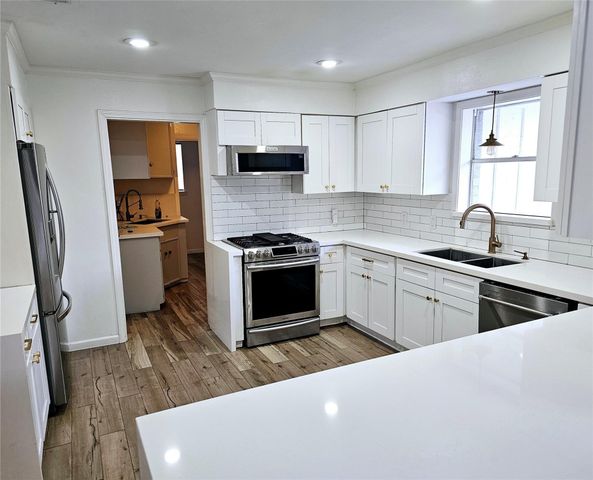 9738 Braesmont Drive, Houston, TX 77096