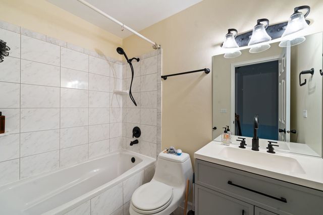 1481 Quaker Lane 117B, Prospect Heights, IL 60070