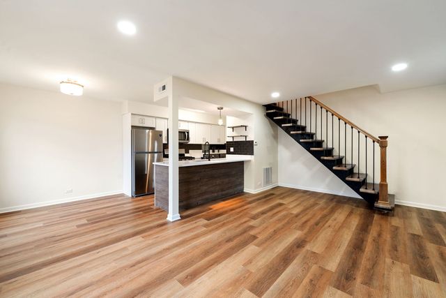 1481 Quaker Lane 117B, Prospect Heights, IL 60070