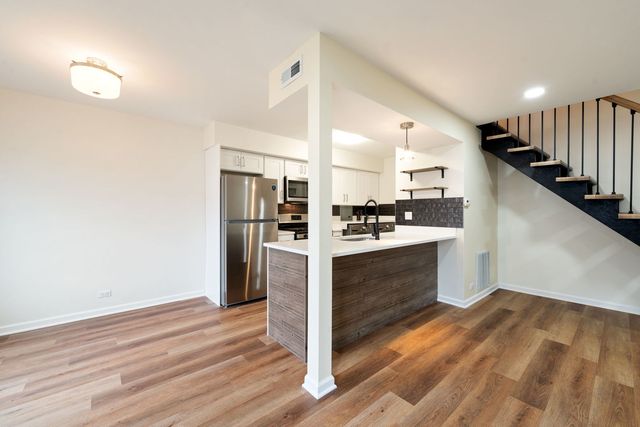 1481 Quaker Lane 117B, Prospect Heights, IL 60070