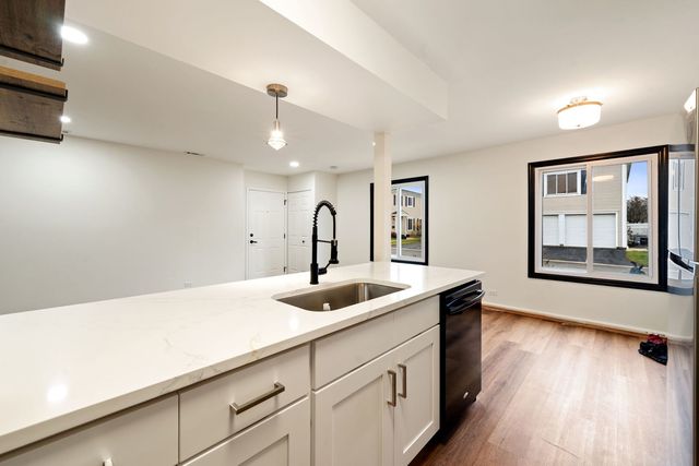 1481 Quaker Lane 117B, Prospect Heights, IL 60070