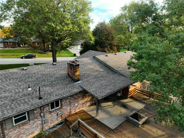 402 Minnetare Lane, Hiawatha, KS 66434