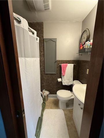 402 Minnetare Lane, Hiawatha, KS 66434