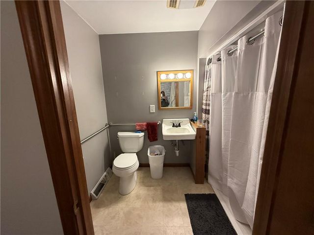 402 Minnetare Lane, Hiawatha, KS 66434