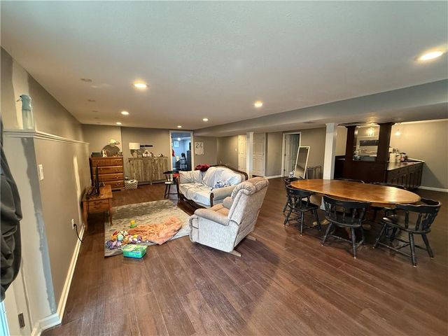 402 Minnetare Lane, Hiawatha, KS 66434