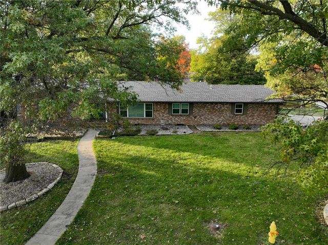 402 Minnetare Lane, Hiawatha, KS 66434