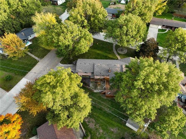 402 Minnetare Lane, Hiawatha, KS 66434