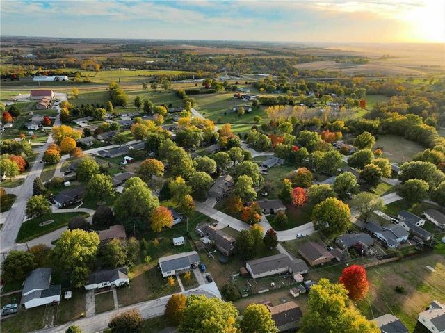 402 Minnetare Lane, Hiawatha, KS 66434