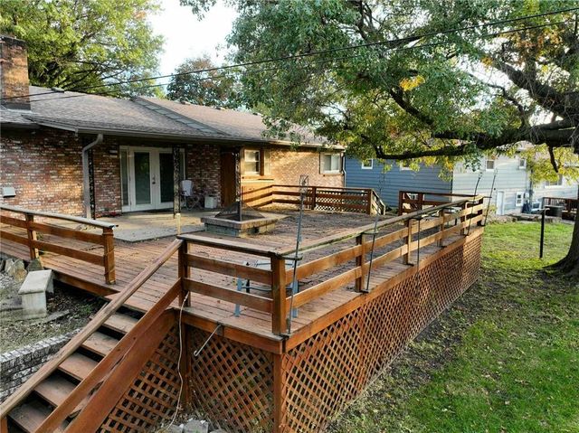 402 Minnetare Lane, Hiawatha, KS 66434