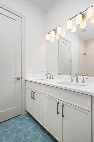 4844 N Hermitage Avenue, Chicago, IL 60640