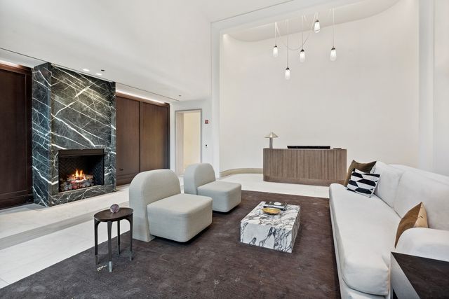 21 N May Street 402, Chicago, IL 60607