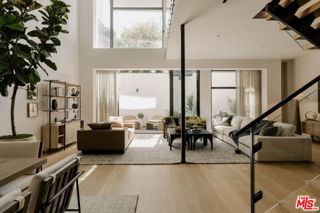 702 N Doheny Drive TH19, West Hollywood, CA 90069