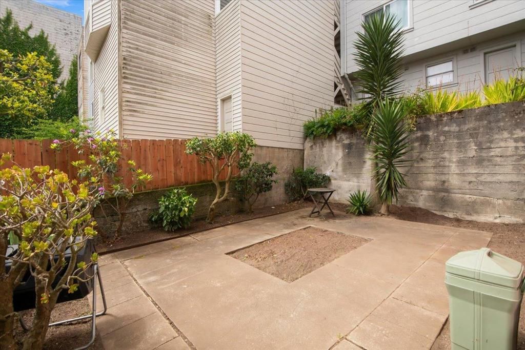 Image 19 of property listing at 32393241 Clement Street, San Francisco, CA 94121