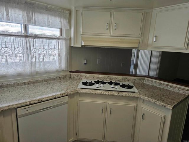 1010 E Bobier Dr 174, Vista, CA 92084