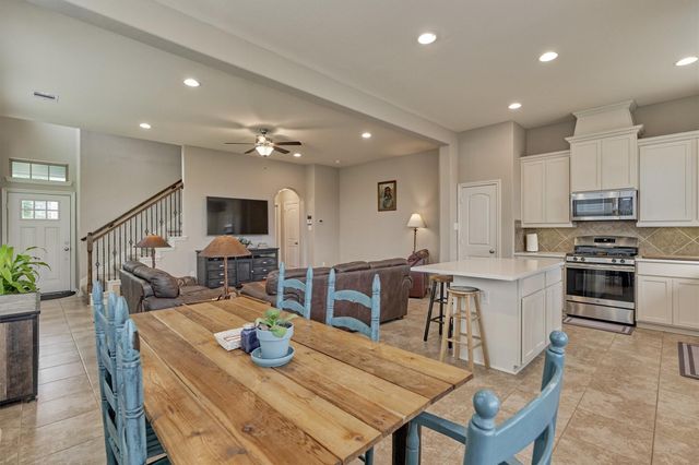 207 Biltmore Loop, Montgomery, TX 77316