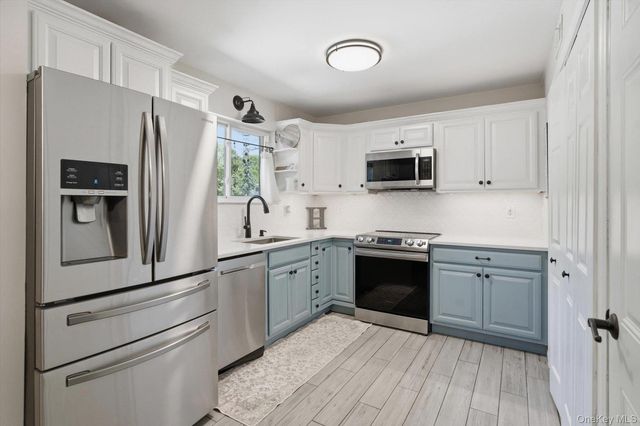 221 Springmeadow Drive K, Holbrook, NY 11741