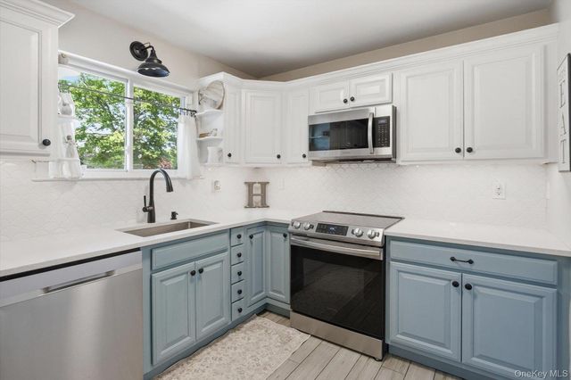 221 Springmeadow Drive K, Holbrook, NY 11741