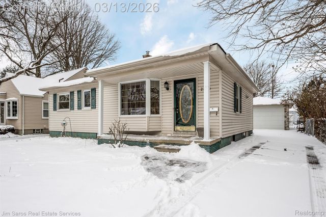 2204 Roslyn Road, Grosse Pointe Woods, MI 48236