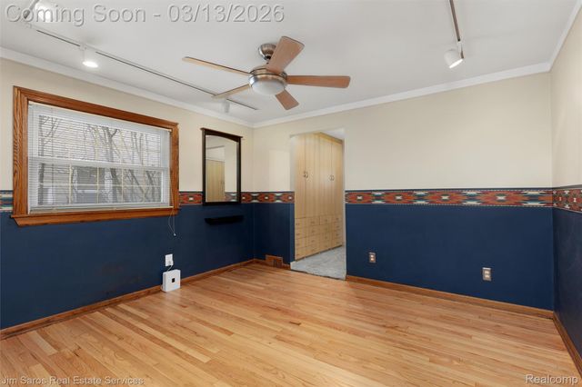 2204 Roslyn Road, Grosse Pointe Woods, MI 48236