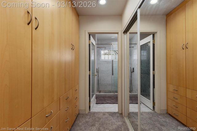 2204 Roslyn Road, Grosse Pointe Woods, MI 48236